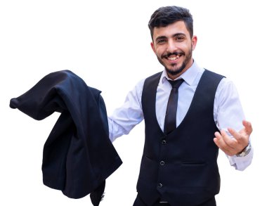 İzole bir arka planda neşeli ve heyecanlı bir işadamı, başarılarını kutlamak için ceketini tutuyor ve zaferini göstermek için yumruğunu kaldırıyor.