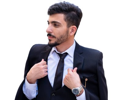 Zafer ve gurur, takım elbisesini omuzlarında taşıyan bir adamın gururu ve gururu. Gururundan diğerlerine kadar diğerlerini bekliyor.