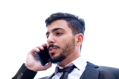 İş adamı, iş görüşmelerini sürdürmek ve zamana göre iş güncellemelerini takip etmek için bir çağrı veya video aramasında cep telefonu kullanarak tartışır ve işi tartışır.