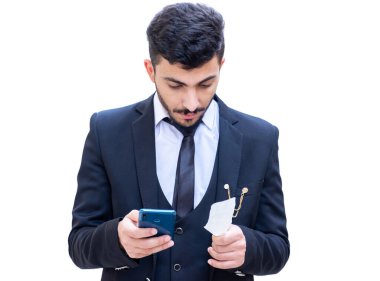 Arap adam elinde bir fatura tutuyor ve süpermarketten aldığı eşyaların toplamını kontrol ediyor.