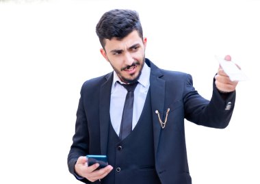 Arap adam elinde bir fatura tutuyor ve süpermarketten aldığı eşyaların toplamını kontrol ediyor.