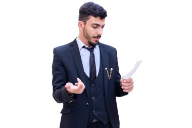 Arap adam elinde bir fatura tutuyor ve süpermarketten aldığı eşyaların toplamını kontrol ediyor.