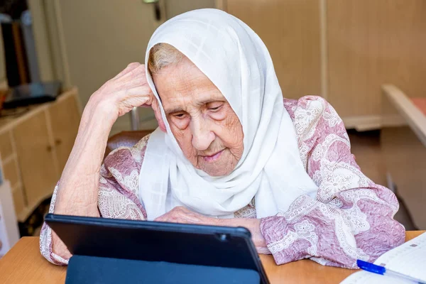 Retrato Mulher Árabe Sênior Usando Tablet Eletrônico Casa — Fotografia de Stock