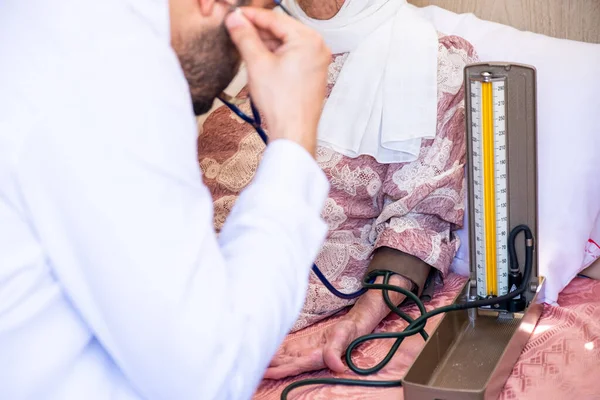 Doctor Checking Old Woman Blood Pressure Heart Rate Pulses — Foto de Stock