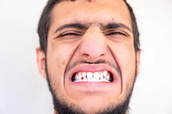 Arabo Ragazzo Primo Piano Sua Denti Mentre Egli Stringe — Foto Stock