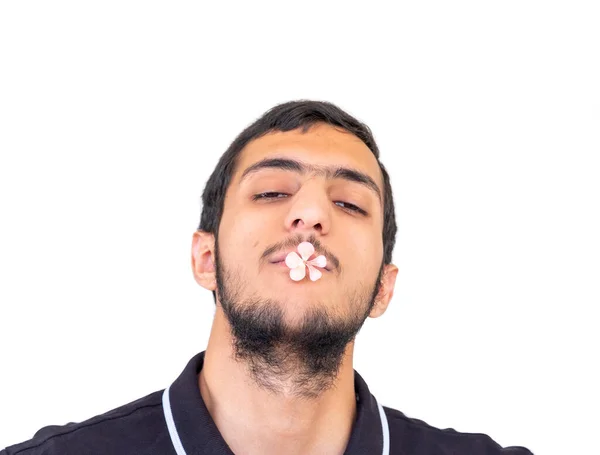 アラビア語のイスラム教徒の少年は口の中に花を持っています — ストック写真