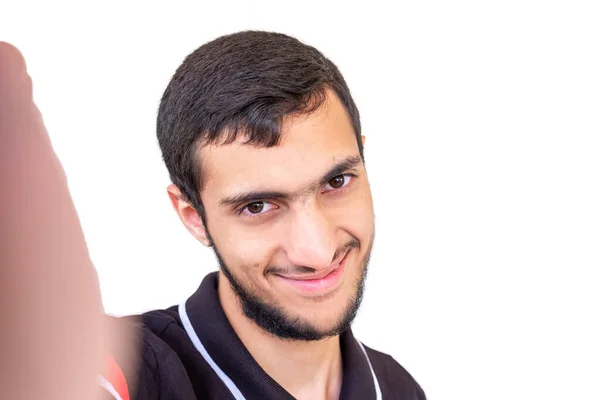 Árabe Chico Tomando Selfie Sonriendo Mientras Tomando Phoro —  Fotos de Stock