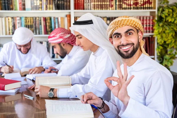 Skupina Arabských Chlapů Studujících Společně Zkoušku — Stock fotografie