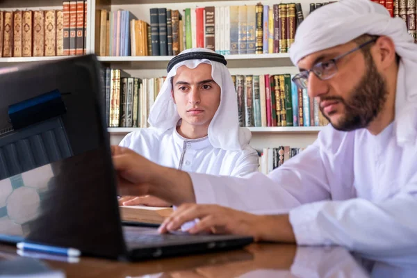 Skupina Arabských Přátel Studujících Zkoušky Vysoké Škole — Stock fotografie