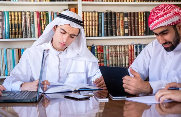 Grupo Amigos Árabes Estudando Para Exames Faculdade — Fotografia de Stock