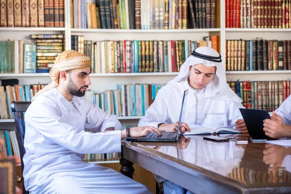 Grupo Amigos Árabes Estudando Para Exames Faculdade — Fotografia de Stock