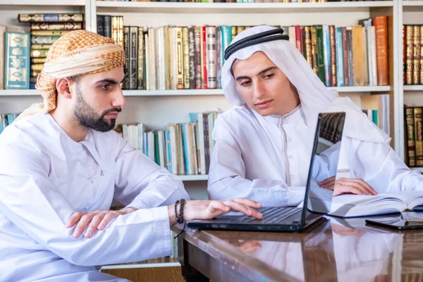 Gruppo Amici Arabi Che Studiano Gli Esami College — Foto Stock