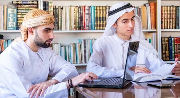 Gruppo Amici Arabi Che Studiano Gli Esami College — Foto Stock