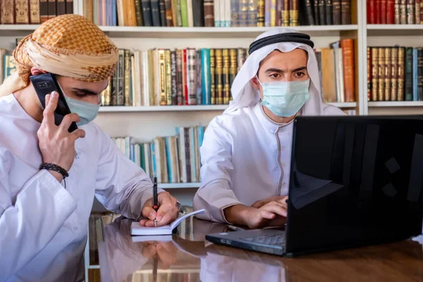 Arabské Kluci Studující Zkoušku Spolu Nosí Ochranné Masky — Stock fotografie