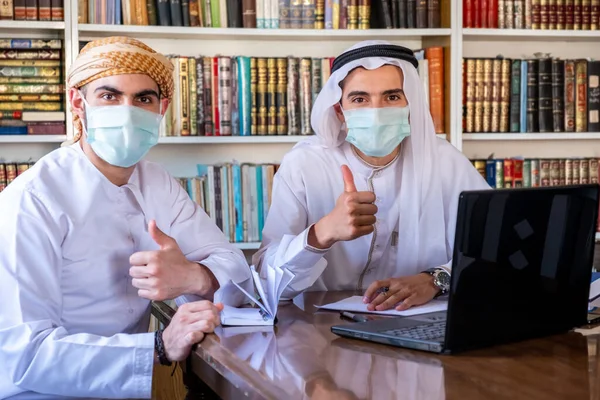Arabské Kluci Studující Zkoušku Spolu Nosí Ochranné Masky — Stock fotografie