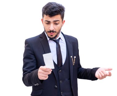 Arap iş adamı faturayı kontrol ediyor ve şok geçiriyor.