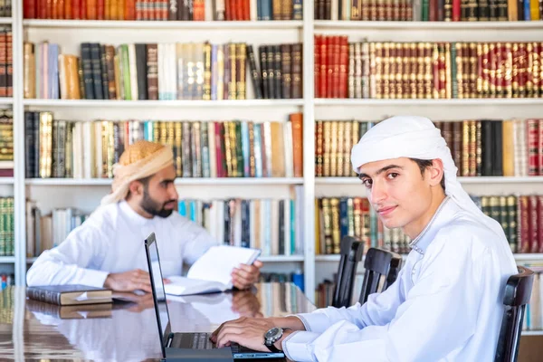 Ομάδα Αραβικών Φίλων Που Σπουδάζουν Για Εξετάσεις Στο Κολέγιο — Φωτογραφία Αρχείου