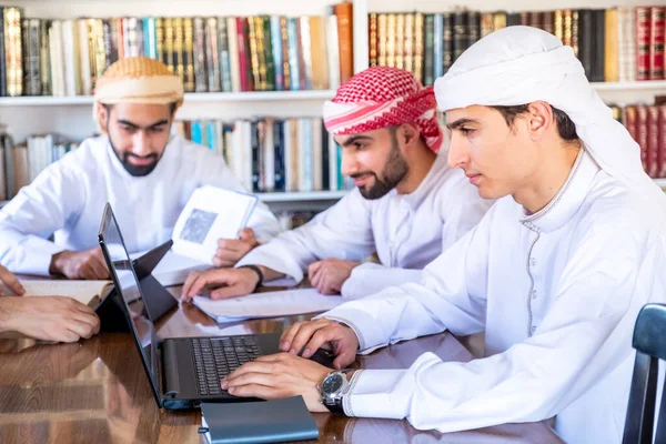 Gruppo Amici Arabi Che Studiano Gli Esami College — Foto Stock