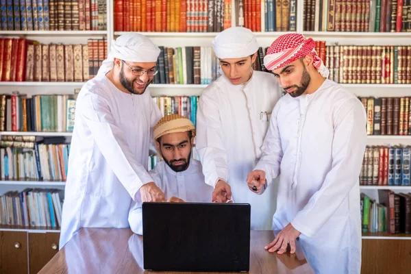 Skupina Arabských Přátel Studujících Zkoušky Vysoké Škole — Stock fotografie