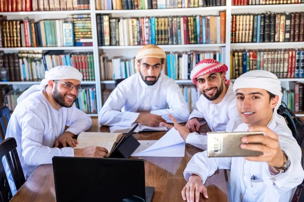 Arabscy Faceci Robiący Selfie Podczas Studiów Bibliotece Uniwersyteckiej — Zdjęcie stockowe