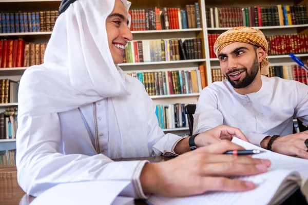 Grupo Caras Árabes Estudando Para Exame Juntos — Fotografia de Stock