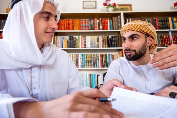 Група Арабських Хлопців Які Навчаються Разом Іспит — стокове фото