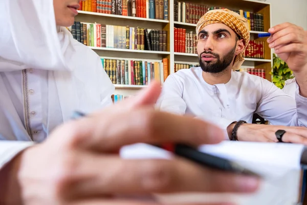 Groep Van Arabische Jongens Samen Studeren Voor Examen — Stockfoto