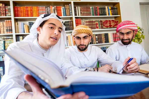 Група Арабських Хлопців Які Навчаються Разом Іспит — стокове фото