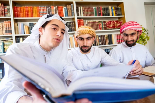 Grupa Arabskich Facetów Uczących Się Egzaminu Razem — Zdjęcie stockowe