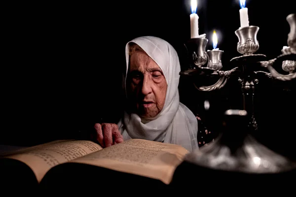 Mulher Velha Lendo Livros Quarto Escuro Com Luz Velas — Fotografia de Stock