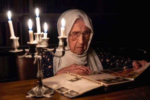 Mulher Velha Olhando Para Álbum Fotos Sua Família — Fotografia de Stock