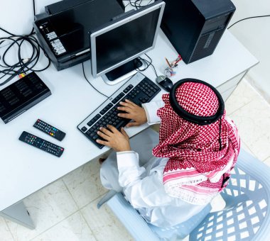 Masasındaki Arap Müslüman adam.