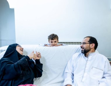 Müslümanlar oğullarını ararken, o da onlara saklanıyor.
