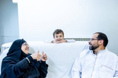 Müslümanlar oğullarını ararken, o da onlara saklanıyor.