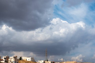 Gökyüzü beyaz güzel bulutlarla dolu