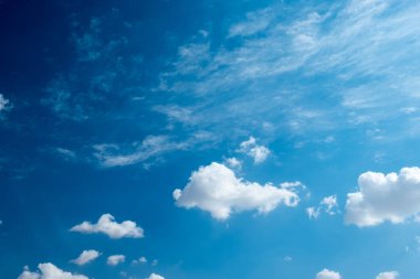 Gökyüzü beyaz güzel bulutlarla dolu