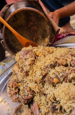 Aile fot iftarı toplamak için geleneksel Arap yemekleri servis ediyoruz.