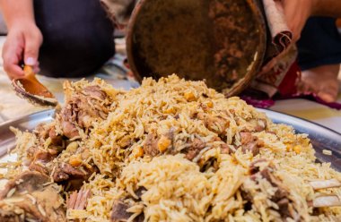 Aile fot iftarı toplamak için geleneksel Arap yemekleri servis ediyoruz.