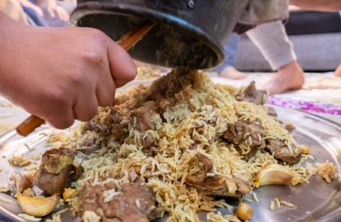 Aile fot iftarı toplamak için geleneksel Arap yemekleri servis ediyoruz.