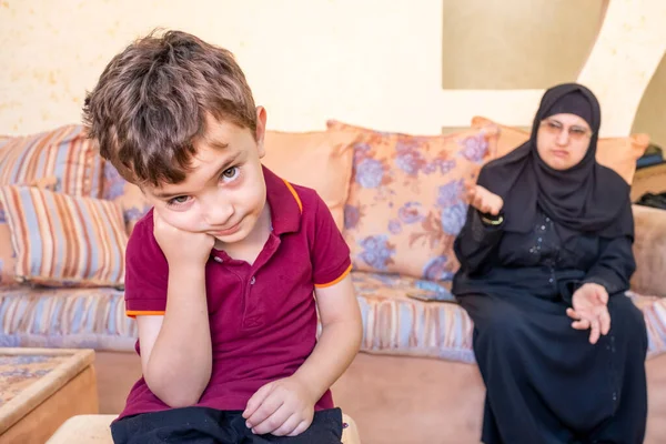 Arabic Mother Getting Angry Her Son Being Bad — Stock Photo, Image