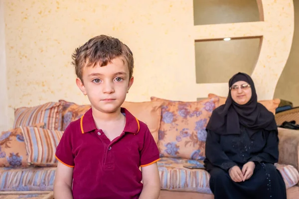 Arabic Mother Getting Angry Her Son Being Bad — Stock Photo, Image