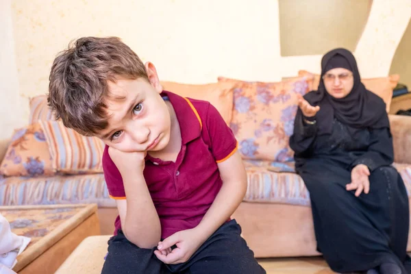 Arabic Mother Getting Angry Her Son Being Bad — Stock Photo, Image