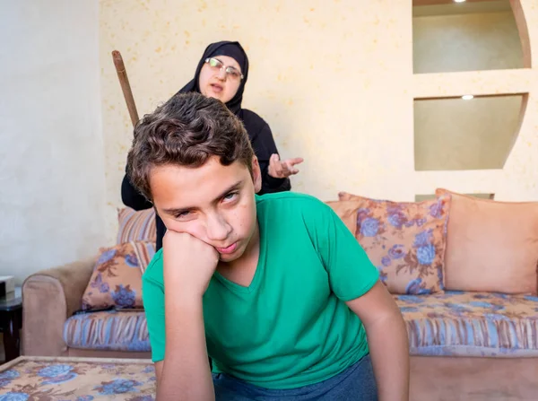 Madre Árabe Tan Enojada Con Sus Hijos Sosteniendo Palo Para — Foto de Stock