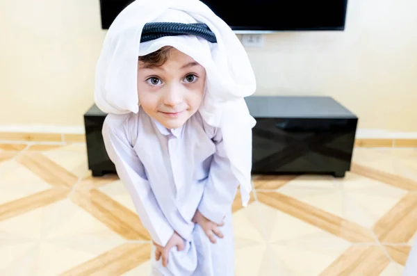 Arabe Garçon Portant Des Vêtements Traditionnels — Photo