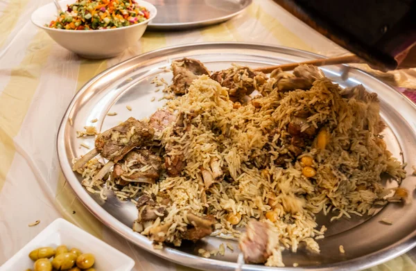 Serwując Arabskie Tradycyjne Jedzenie Dla Rodzin Zbierających Fot Iftar — Zdjęcie stockowe