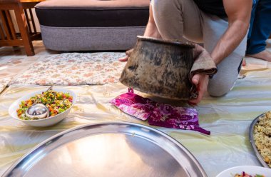 Aile fot iftarı toplamak için geleneksel Arap yemekleri servis ediyoruz.