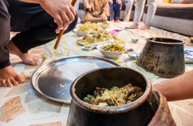 Aile fot iftarı toplamak için geleneksel Arap yemekleri servis ediyoruz.