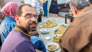 Müslüman aile iftar için Ramazan 'da toplanıyor