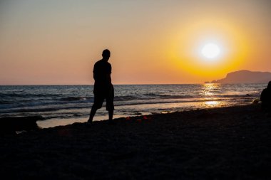 Kumsalda arkadaşı olmayan tek genç.