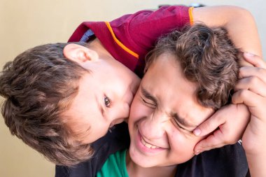 İki mutlu Arap kardeş birlikte eğleniyor.